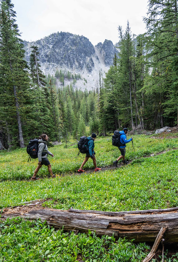 8 ESSENTIALS FOR A DAY HIKE